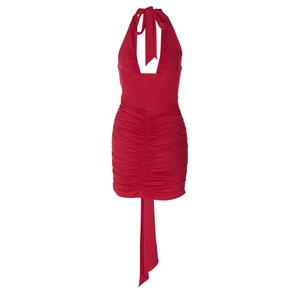 Détail d'une robe licou rouge avec décolleté en V plongeant, fronces et longs rubans à la taille