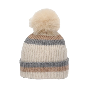 Détail du tricot côtelé sur un bonnet rayé pour enfant avec pompon en fausse fourrure
