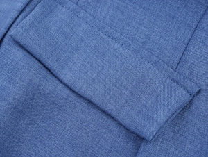 Detailansicht der blauen Webstoffstruktur und präzisen Nähte am Blazer-Kleid