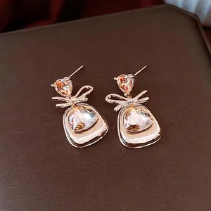 Orecchini eleganti con fiocco e cuore con cristalli champagne e pietre a goccia