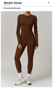 Ensemble de sport marron chocolat avec haut à manches longues et legging moulant