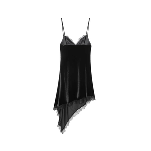 Elegantes schwarzes Samt-Trägerkleid mit Spitzenbesatz und asymmetrischem Saum