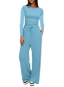 Dettaglio del tessuto a maglia azzurro su top a maniche lunghe e pantaloni larghi con coulisse
