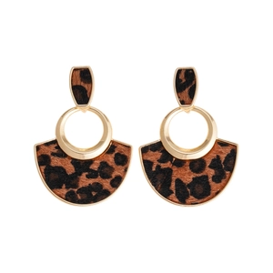 Boucles d'oreilles léopard en forme d'éventail avec cadre doré sur fond blanc pur