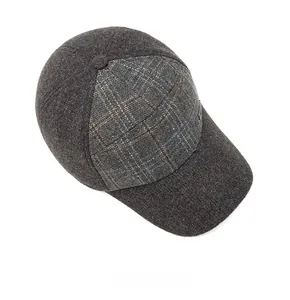 Vue de dessus d'une casquette d'hiver pour homme en laine grise avec coutures à carreaux