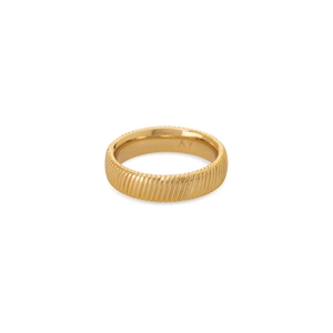 Detailed macro view of 18K gold ring with brushed texture and inner AY engraving