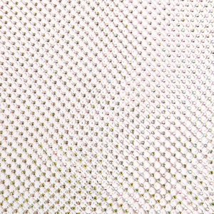 Vue macro détaillée du tissu en maille blanche avec strass colorés en motif diamant