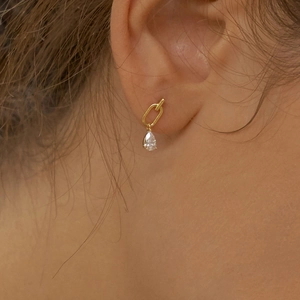 Elegant s925 silver pear-shaped teardrop earrings with crystals in gold finish