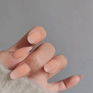 Minimalistische Nude-Farbverlauf-Klebenägel mit Strass auf Mandel- und Stiletto-Nagelformen