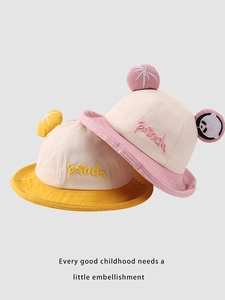 Dettaglio di ricamo panda e orecchie 3D su cappelli da sole in cotone per bimbi