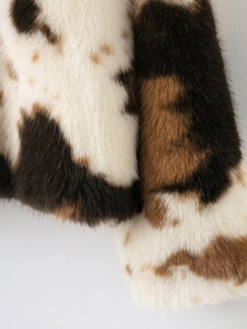 Gros plan sur la texture fausse fourrure douce avec motif animalier tacheté marron et noir