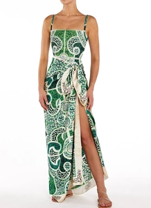 Détail de robe longue imprimée ethnique verte à fines bretelles avec fente haute à la taille