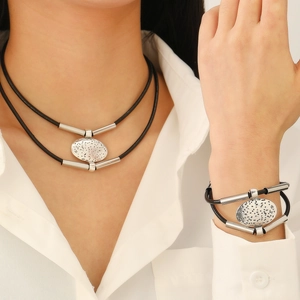 Set collana a doppio strato in cordino nero e bracciale con ciondoli ovali argentati