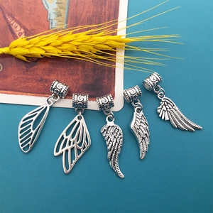 Detailansicht von fünf antiksilbernen Libellen- und Vogelflügel-Anhängern für DIY-Schmuck