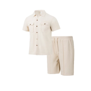Detalle del tejido tipo gofre de conjunto beige para hombre con polo y pantalones cortos