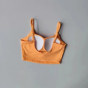 Détail du gilet de sport orange avec coussinets amovibles et tissu extensible