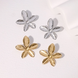 Boucles D'oreilles Puces Fleur Acier Inoxydable Plaqué Or 18K Pétales Texturés Bijoux Mode Pour Femmes