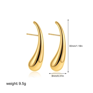 Detailed dimension guide of 18K gold teardrop earrings measuring 30mm height and 8mm width