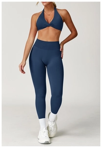 Détail de l'ensemble brassière de yoga dos nu bleu marine et legging sans couture