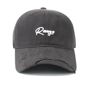 Détail de la casquette gris anthracite avec broderie blanche et visière effet vieilli