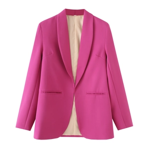 Détail du blazer magenta montrant les revers lisses et la doublure beige premium
