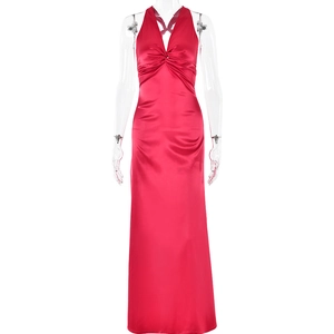 Détail de la robe de soirée en satin rouge avec nœud torsadé élégant et décolleté en V