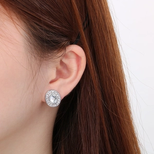 Gros plan de boucles d'oreilles vintage en acier titane avec cristaux de zircone