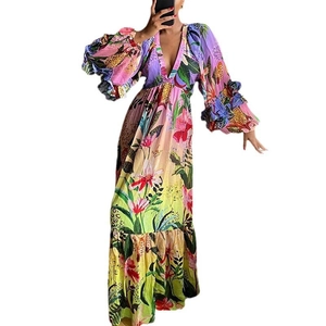 Vestido largo estampado floral degradado con escote en V profundo y volantes