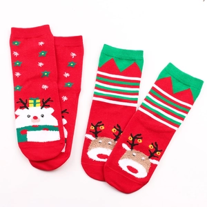 Nahaufnahme von Weihnachts-Baumwollsocken mit Eisbär- und Rentier-Motiven