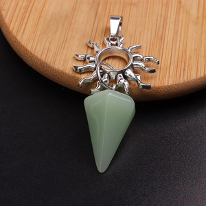 Colgante vintage de sol plateado con cristal hexagonal verde claro para joyería yoga