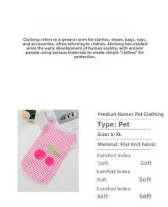 Dettaglio del gilet a righe rosa per animali con ciliegie e trama in maglia morbida