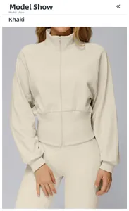 Detail der khakifarbenen Yoga-Jacke mit Stehkragen, Reißverschluss und Rippbündchen