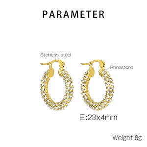 Detailansicht der goldfarbenen Edelstahl-Ohrringe mit Strassbesatz und Maßen 23x4mm