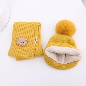 Winter Set für Kinder Strickmütze und Schal in Gelb mit Bären-Patch und Bommel