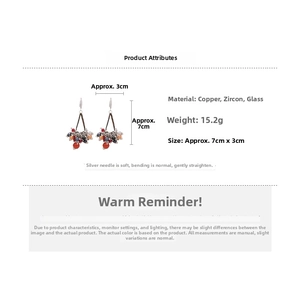 Vue détaillée des boucles d'oreilles en perles de verre zircon mesurant 7cm par 3cm
