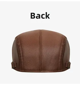 Vue détaillée de la texture du cuir PU marron foncé et des boucles de réglage en métal