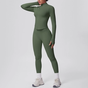 Dettaglio del set yoga verde oliva con giacca a zip, fori per i pollici e leggings a vita alta