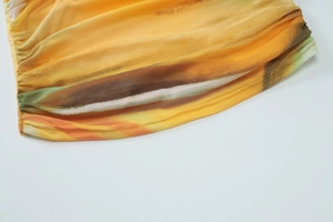 Vue détaillée de l'imprimé floral orange sur maille transparente avec coutures précises