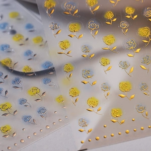 Stickers à ongles 3D en relief doré avec roses bleues et jaunes sur fond mat