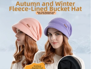 Detail van de warme fleecevoering aan de binnenkant van deze wintergebreide muts met klep