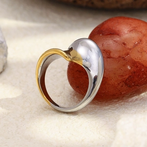 Vue macro de la bague torsadée plaquée or 18 carats avec finition bicolore polie