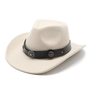 Détail du chapeau de cowboy en feutre beige avec bande en cuir et conchos d'étoiles