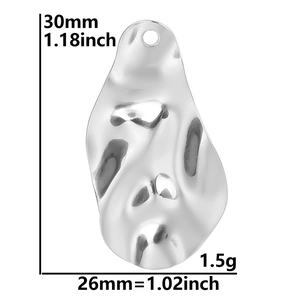 Macro d'un pendentif irrégulier en métal argenté avec dimensions 30x26mm et détails