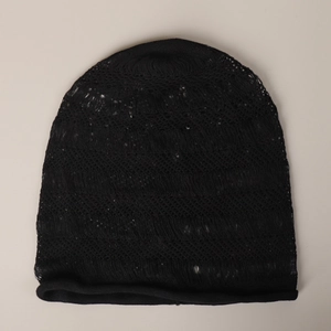 Détail du bonnet en maille ajourée noire avec texture respirante et bord roulé moderne