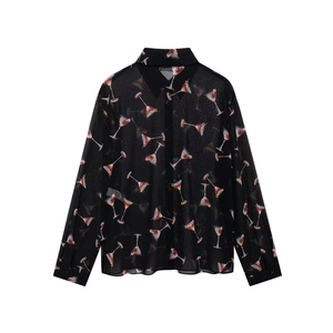 Détail du dos d'une chemise en mousseline noire semi-transparente avec motifs verres à vin