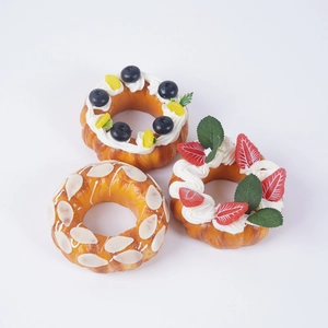 Set aus drei realistischen künstlichen Donuts mit Erdbeer- und Blaubeer-Creme-Topping