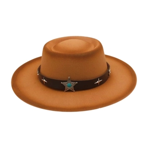 Dettaglio cappello in feltro cammello con fascia in pelle marrone e borchie a stella