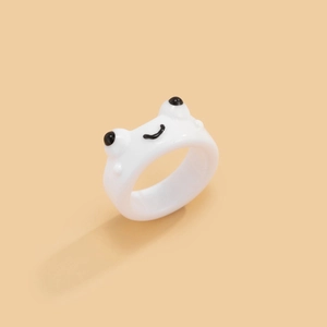 Nahaufnahme eines weißen Froschrings aus Harz mit süßem Smiley und schwarzen 3D-Augen