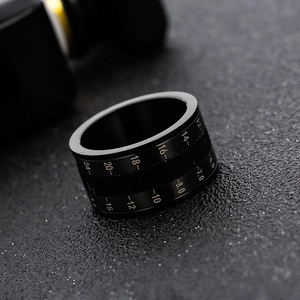 Macro de la bague d'objectif photo en titane noir avec échelles gravées au laser