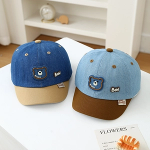 Patchwork Baby-Baseballmützen aus Denim mit Bären-Silikonaufnäher in Blau und Hellbraun